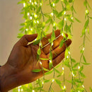 Cortina de Luzes Natalinas com Folhas – Encanto e Magia em Cada Detalhe