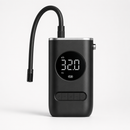 Compressor de ar portátil digital 150 PSI com bateria recarregável, lanterna LED e desligamento automático. Ideal para carro, moto, bicicleta, bolas e infláveis.